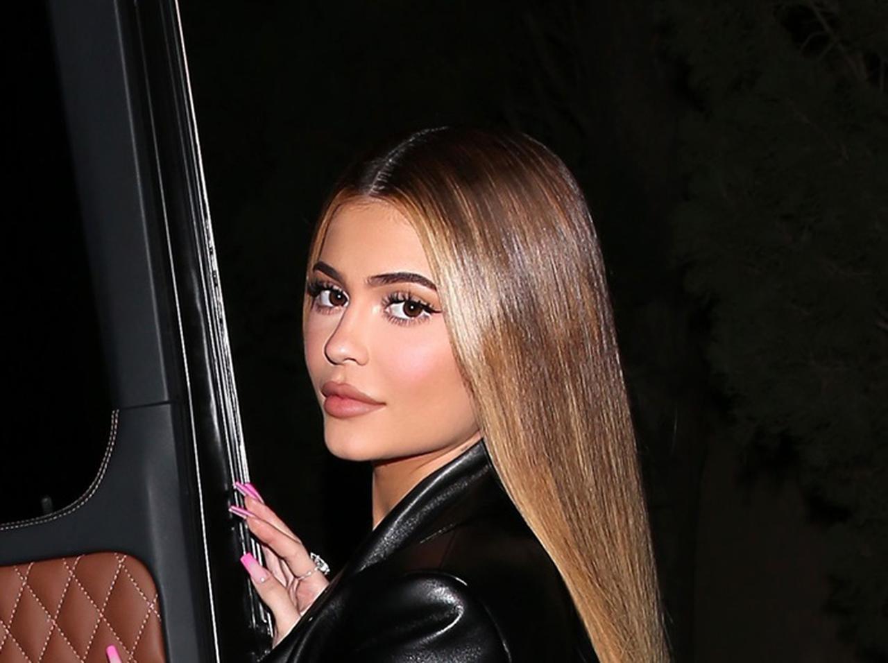 カイリー・ジェンナー、さりげなく履いているスニーカーが勝ち組