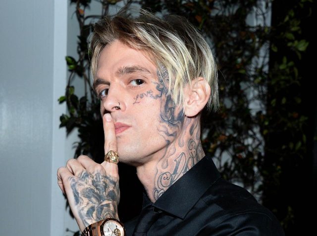 アーロン・カーター、DVで逮捕された彼女が第1子を妊娠