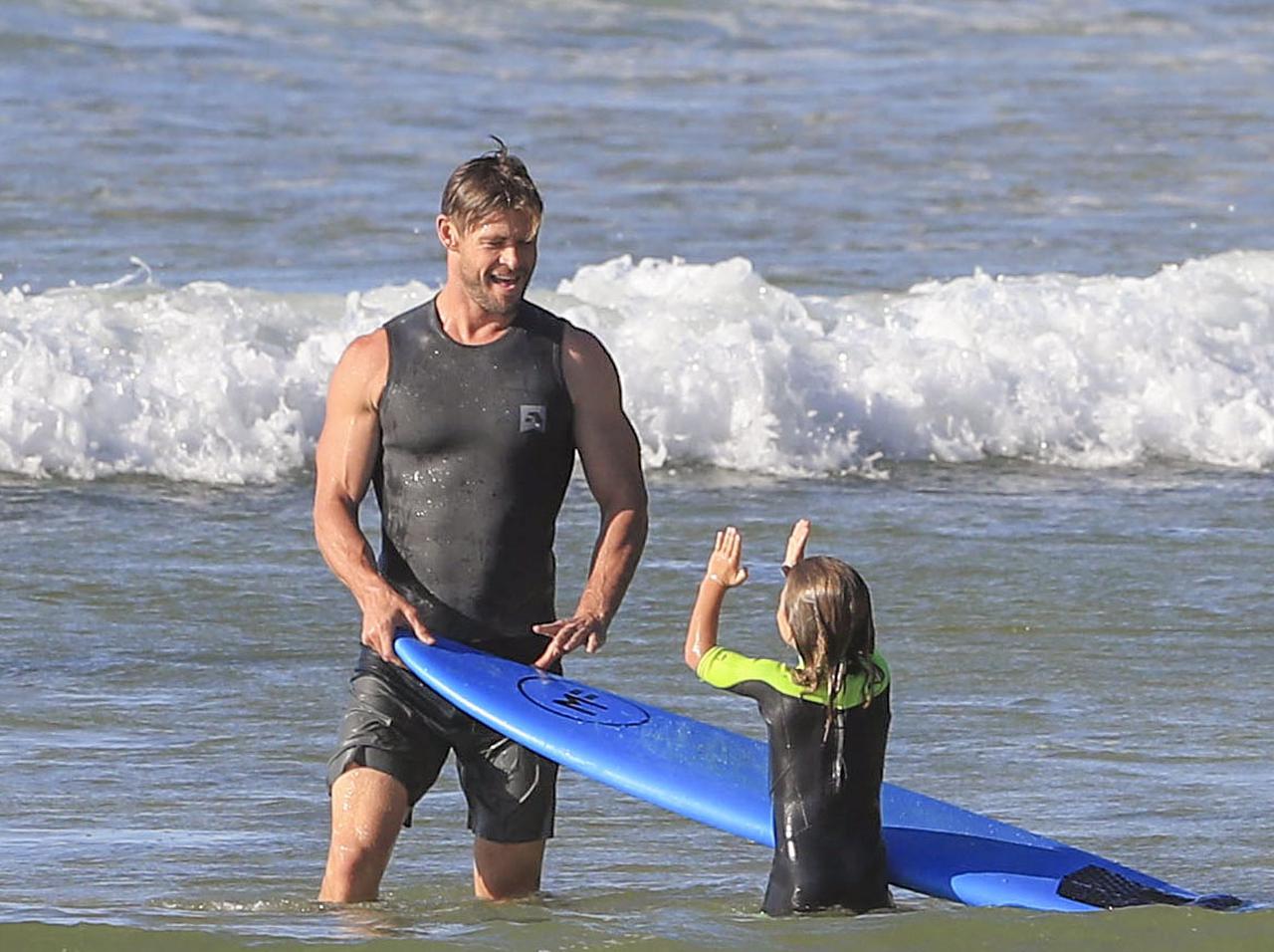 クリス・ヘムズワース、自宅収録に子が!「パパの顔」がイケメンすぎて心が溶ける