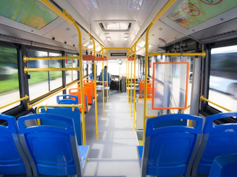 「マスク無し乗客は強制追放」 警察が男性をバスから引きずり降ろす映像が波紋