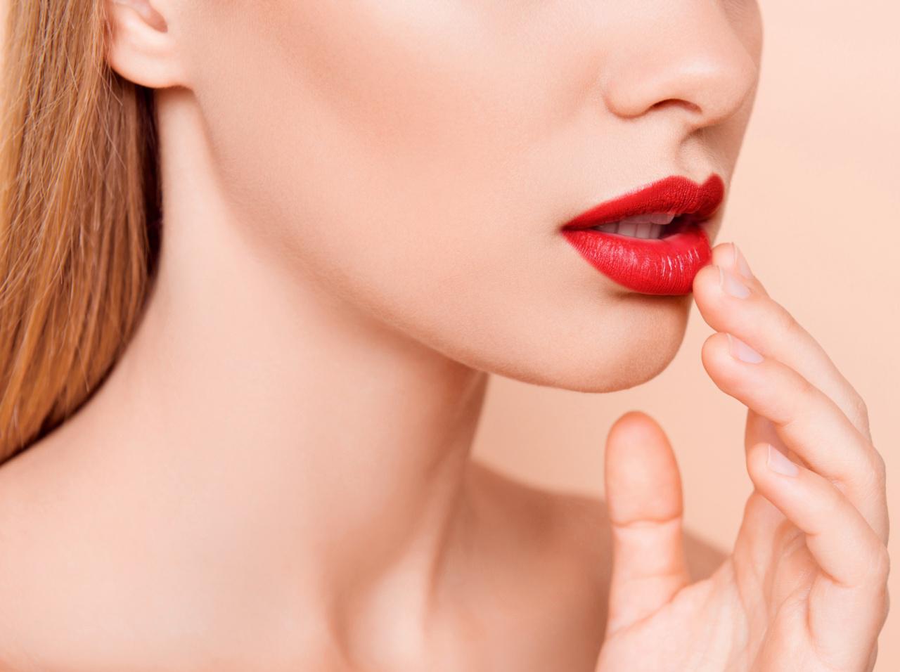 唇を乾燥させず、トレンドのマットリップを長持ちさせるプロの技