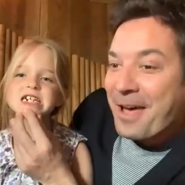 大物司会者の自宅収録に6歳娘乱入、「歯が抜けた！」幸せ動画に笑顔になる