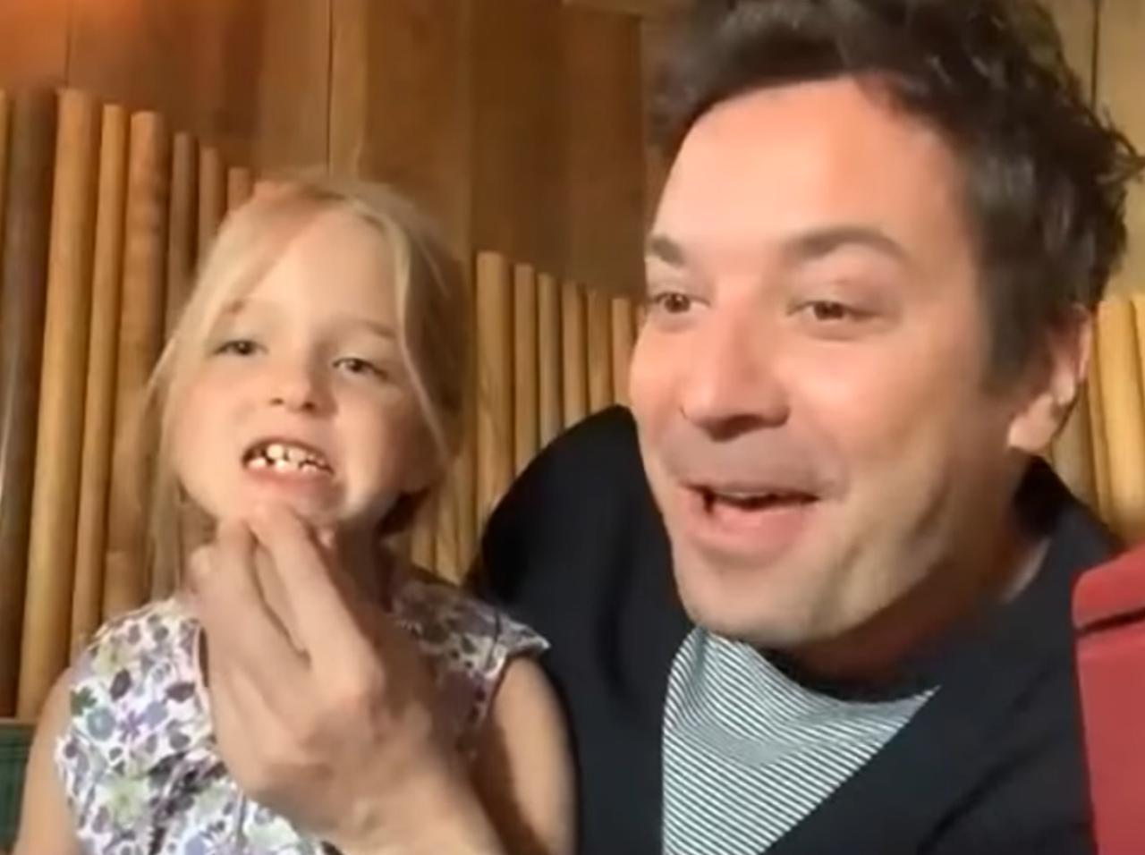 大物司会者の自宅収録に6歳娘乱入、「歯が抜けた!」幸せ動画に笑顔になる