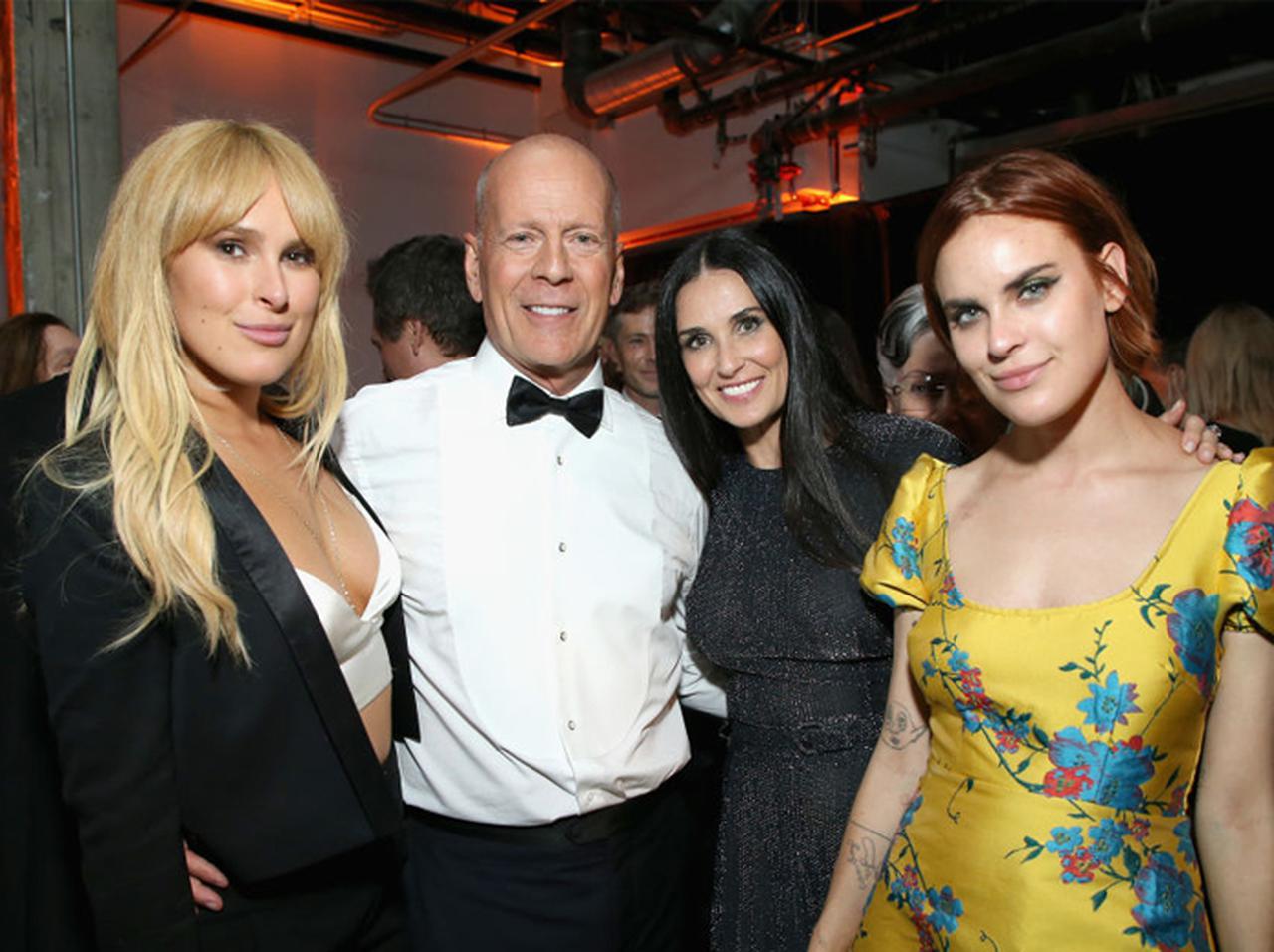 ブルース・ウィリス、26歳娘と「おそろいの髪型」に