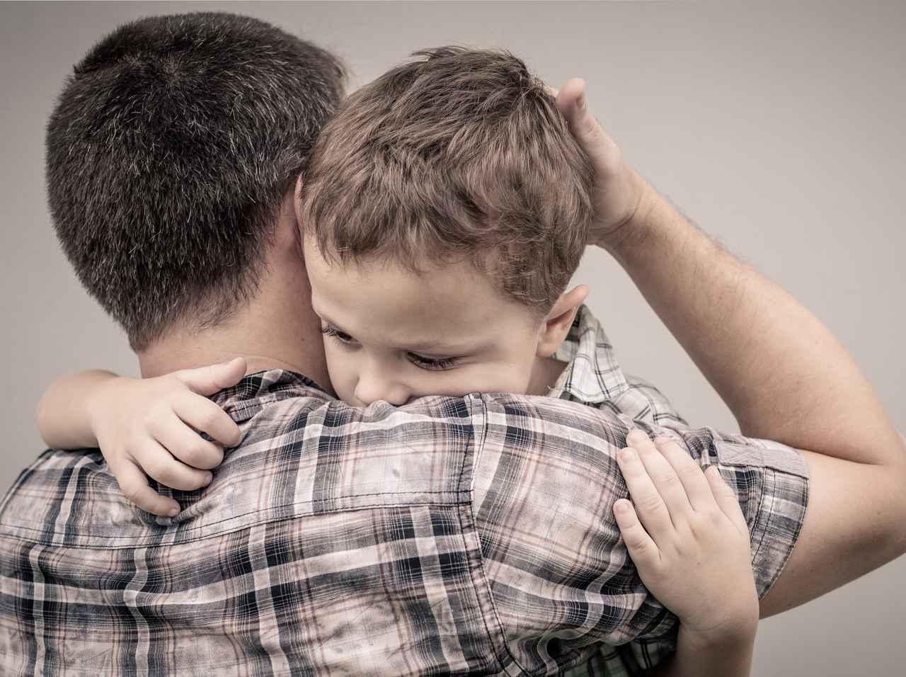 仕事終わりの医師、ハグを求める幼い息子を「拒否」し泣き崩れる