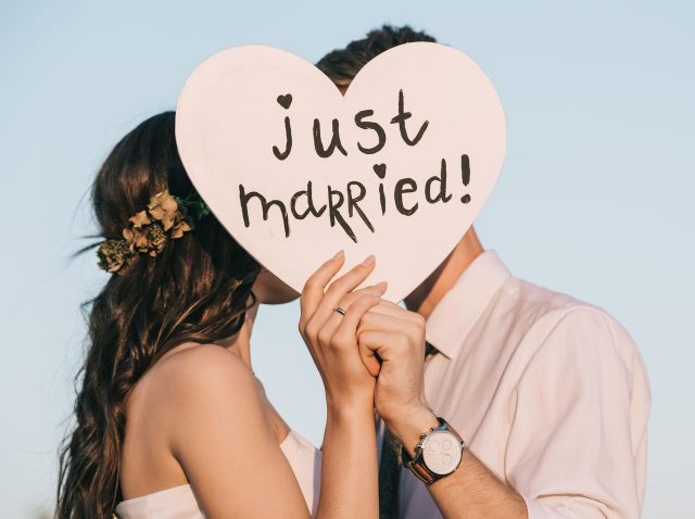 結婚式の日も働き続けた医師2人、病院でサプライズ結婚式が開催される