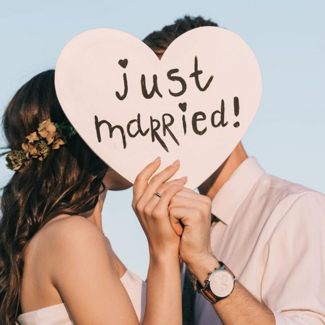 結婚式の日も働き続けた医師2人、病院でサプライズ結婚式が開催される