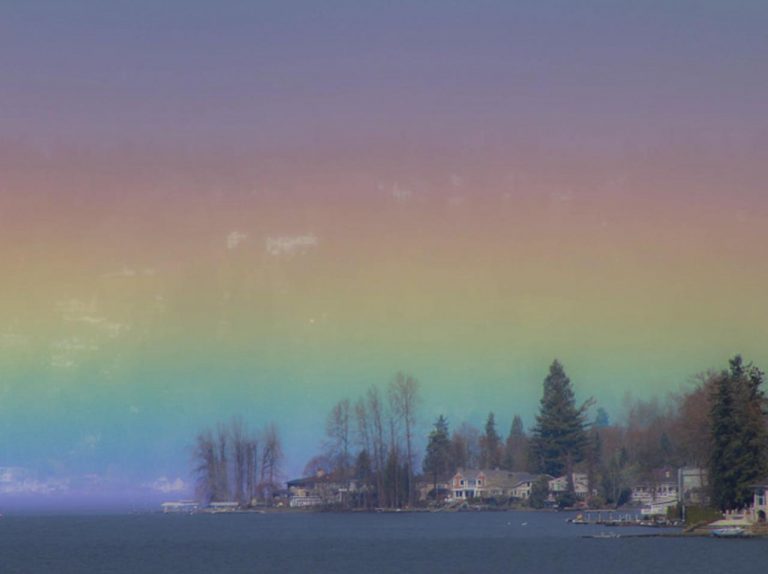 加工じゃないの?湖畔で撮影された「平らな虹」が心に染みる理由