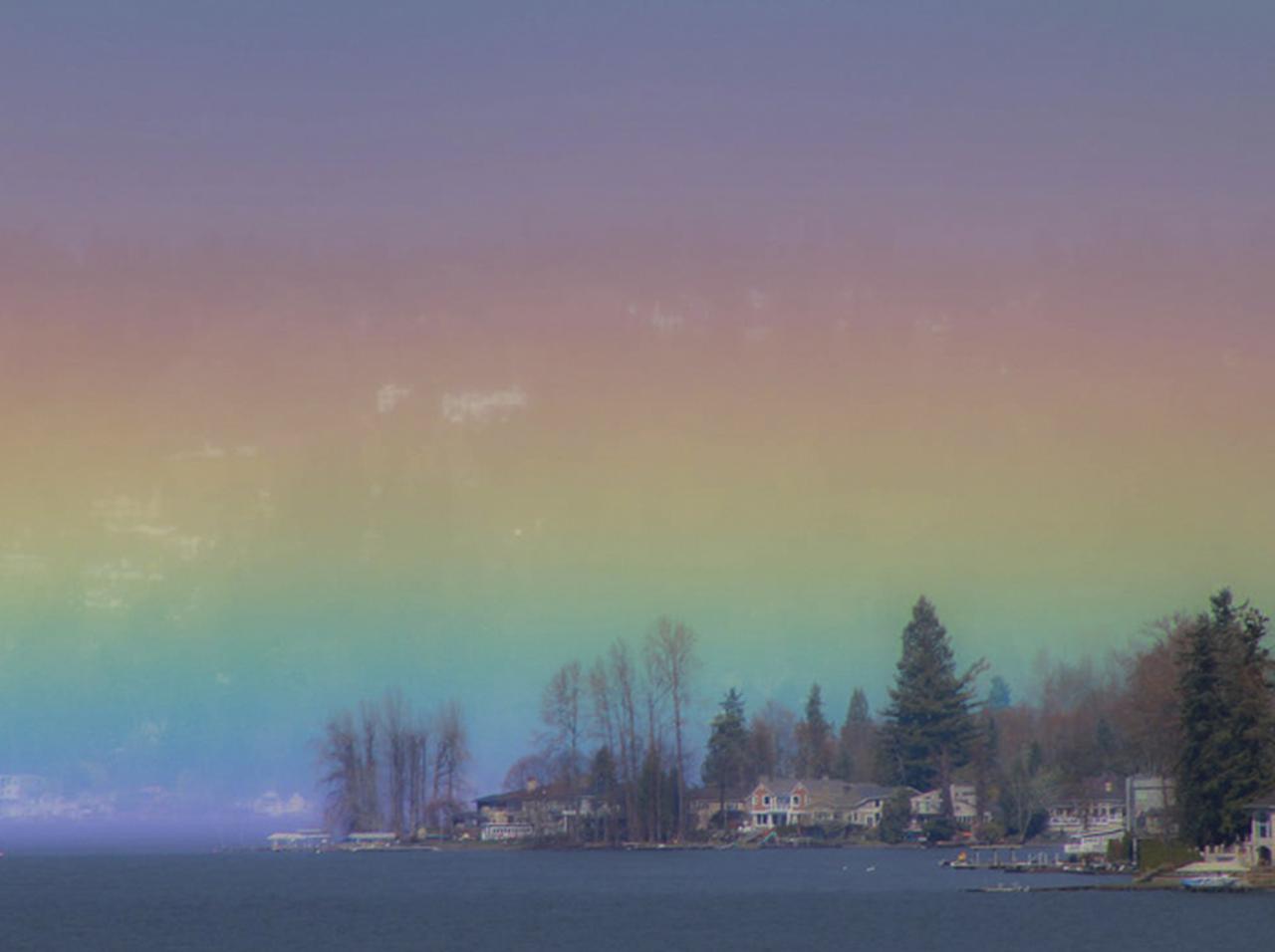 加工じゃないの？湖畔で撮影された「平らな虹」が心に染みる理由