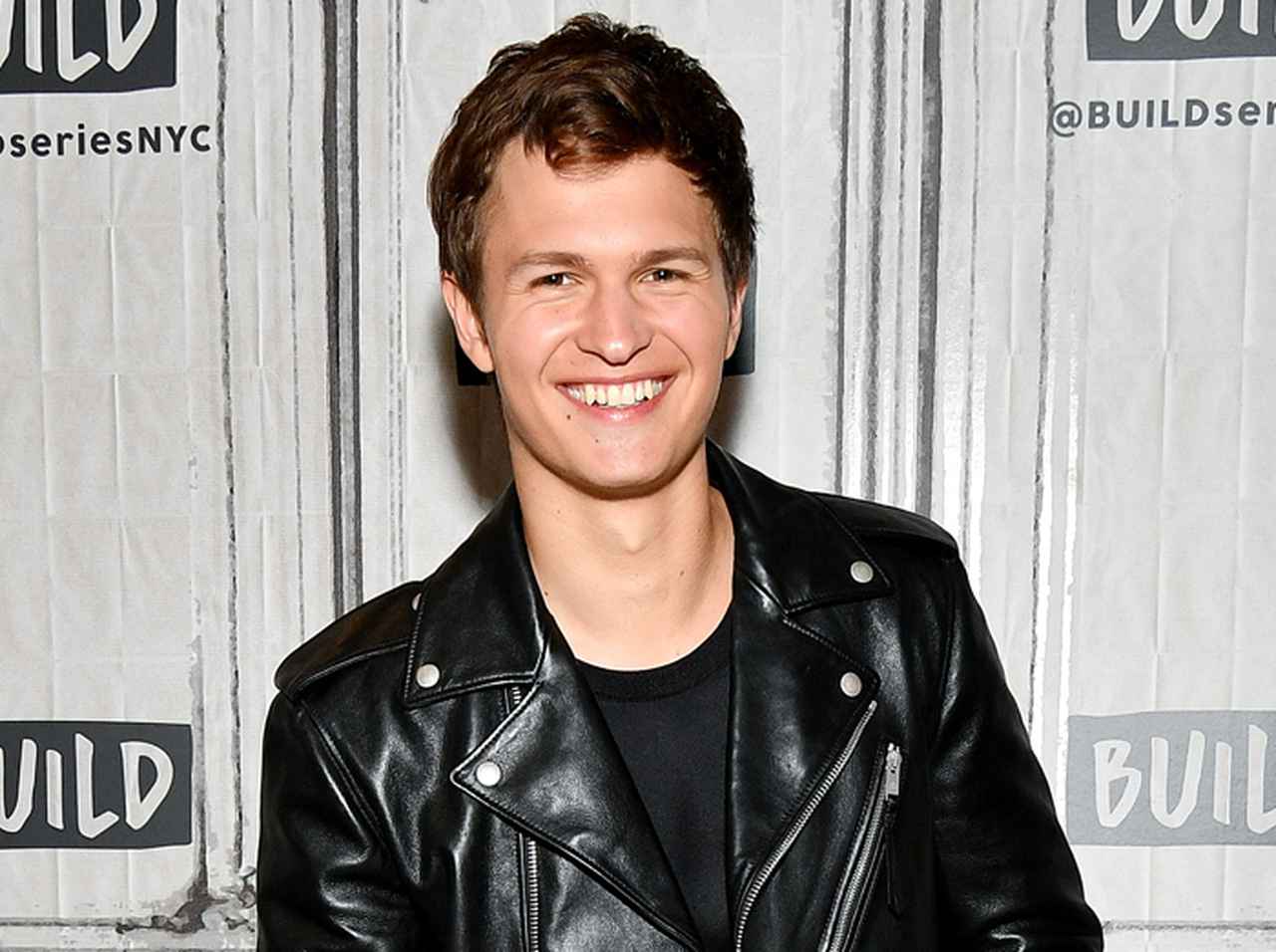 アンセル・エルゴート、一糸まとわぬ18禁「シャワー写真」でファンをひっかける