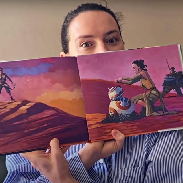 『スター・ウォーズ』レイ役、BB-8の絵本読み聞かせで新型コロナと闘う人に感謝伝える