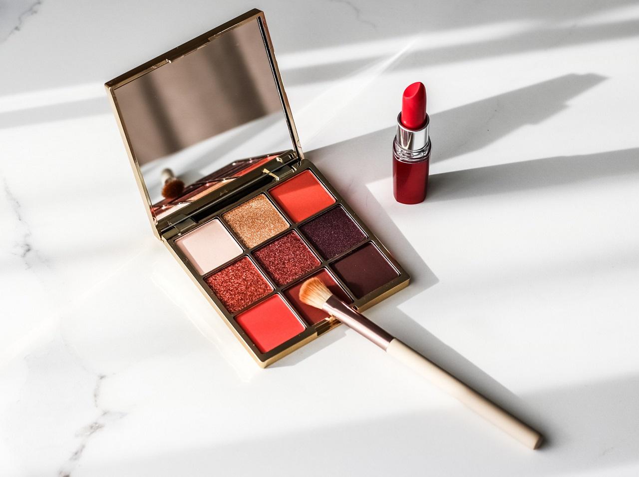 外出自粛でもメイクすべき?専門家が明かすメイクの意外な効果