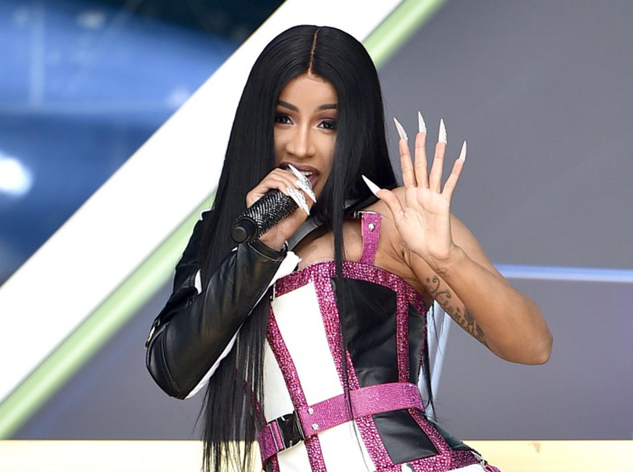 カーディ・B、激しい腹痛を訴え救急救命センターで治療を受ける