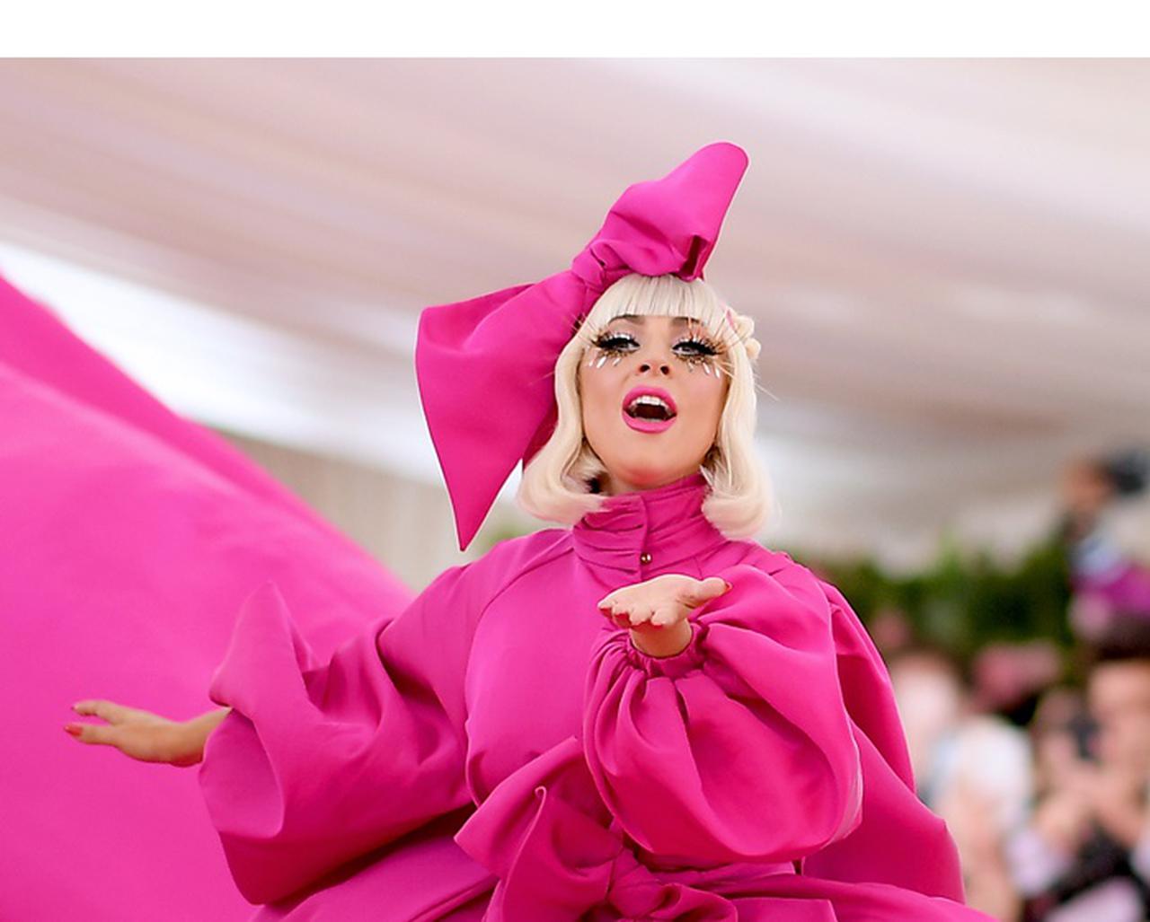 レディー・ガガの自宅玄関に入ると〇〇と言われる!出迎えられ方が衝撃的でガガらしい