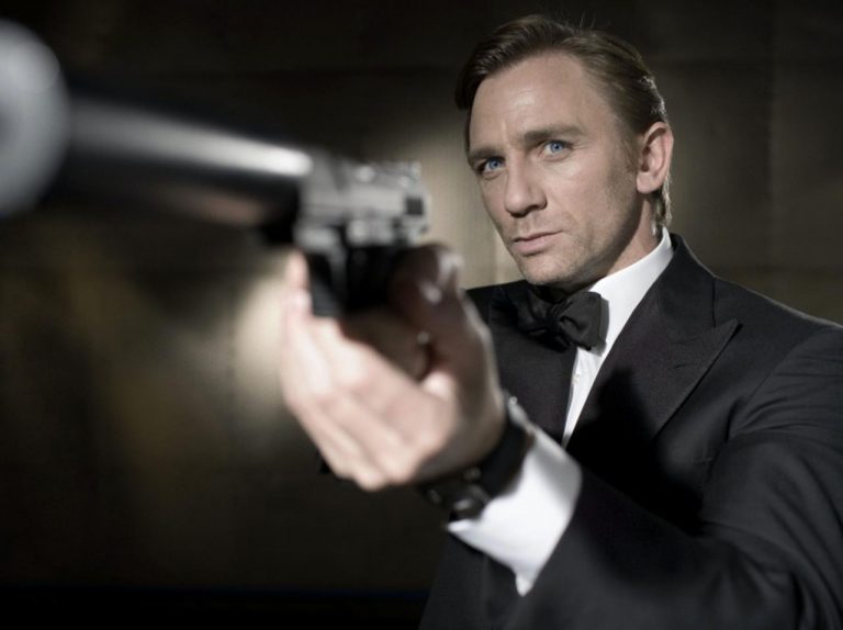 『007』のジェームズ・ボンド役になった俳優は他の映画で黒の蝶ネクタイ着用禁止という契約がある