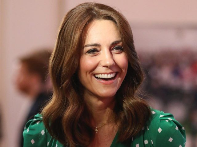 キャサリン妃、テレビ電話を使った在宅公務は「ZARAのトップス」でお目立ちどアップ