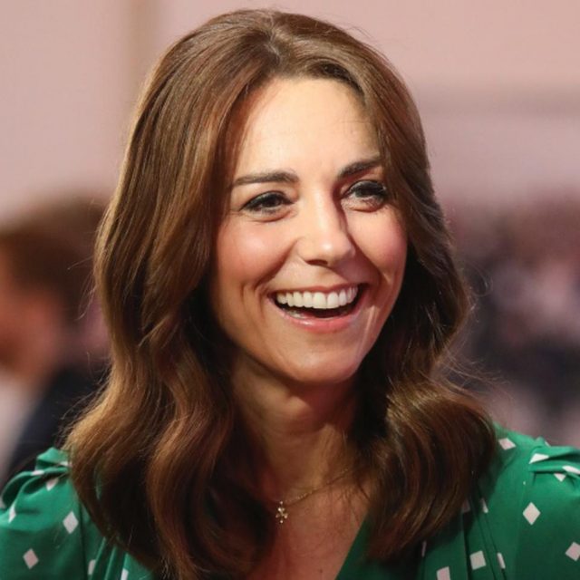 キャサリン妃、テレビ電話を使った在宅公務は「ZARAのトップス」でお目立ちどアップ