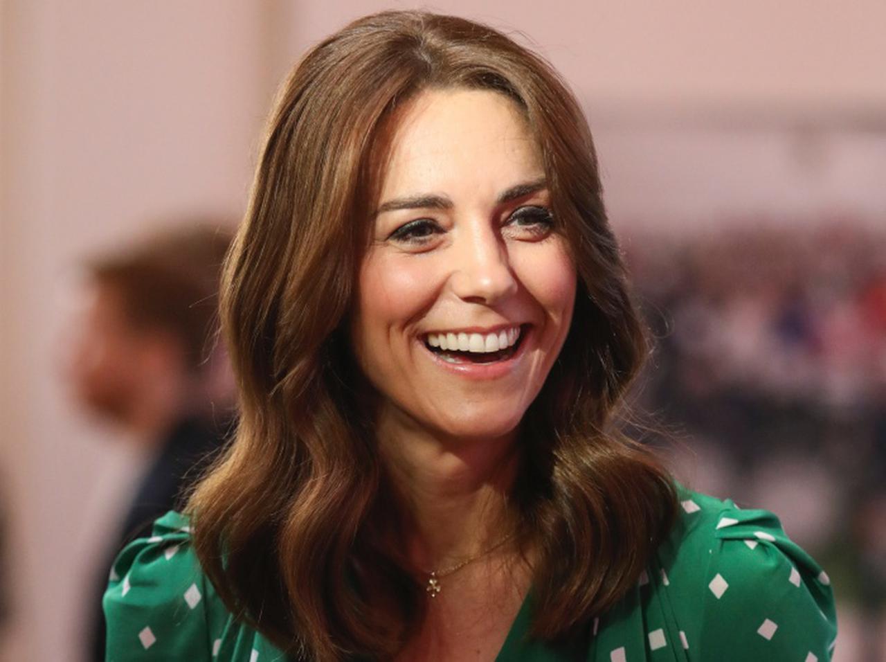 キャサリン妃、テレビ電話を使った在宅公務は「ZARAのトップス」でお目立ちどアップ