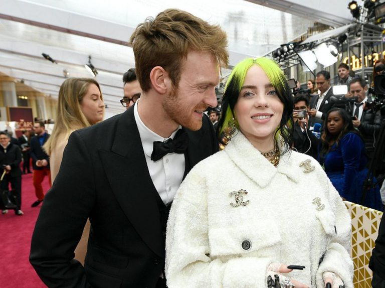 ビリー・アイリッシュ、小規模な事業者を支援するために兄フィニアスとオンラインでライブを開催