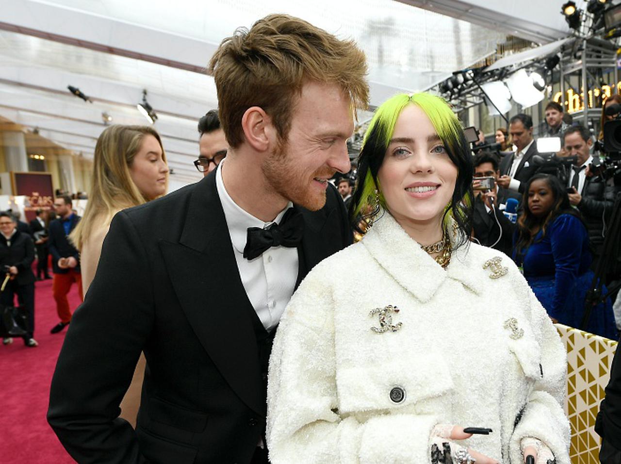 ビリー・アイリッシュ、小規模な事業者を支援するために兄フィニアスとオンラインでライブを開催