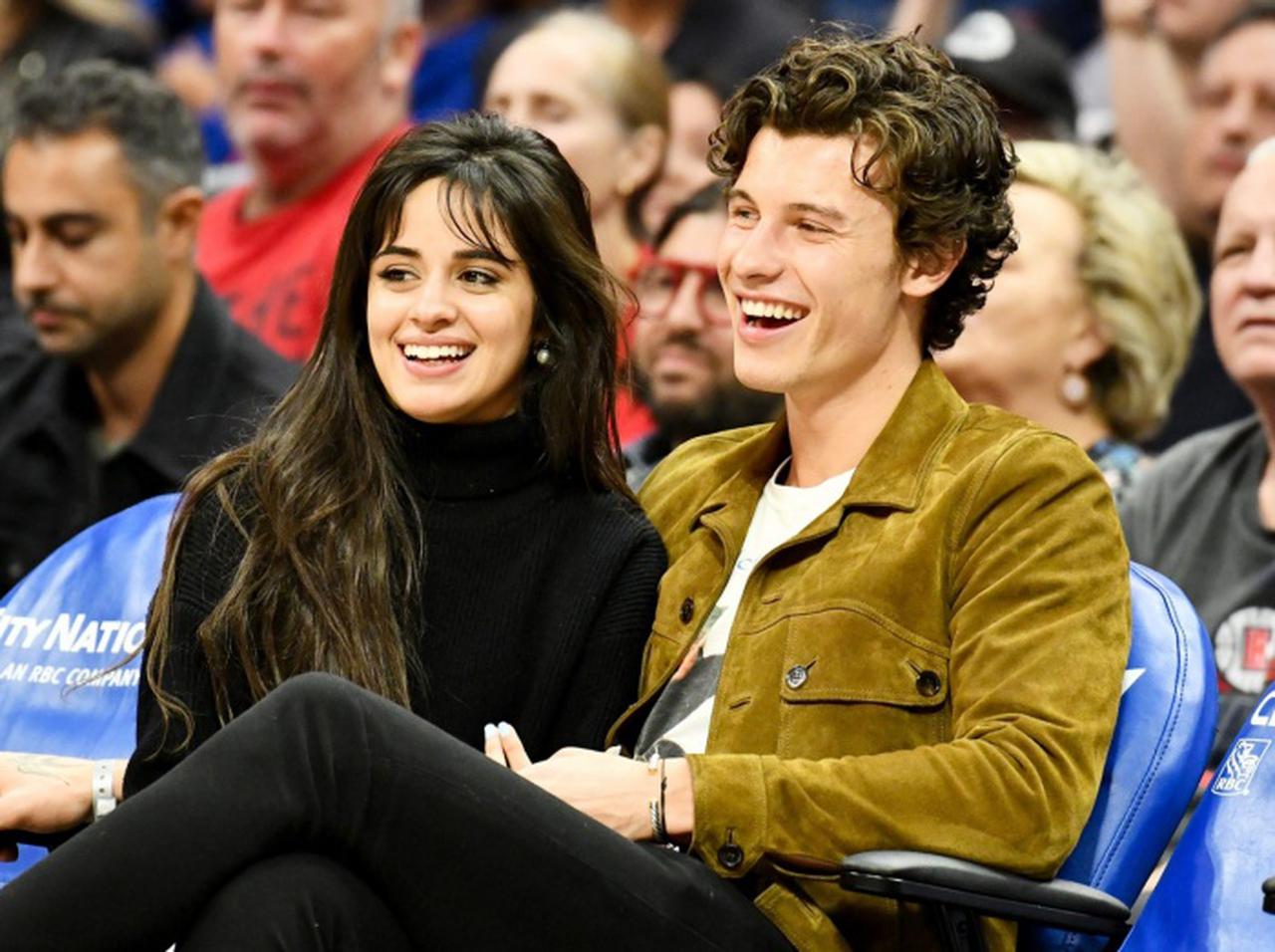 ショーン・メンデス、カミラ・カベロの両親と同居生活を送る