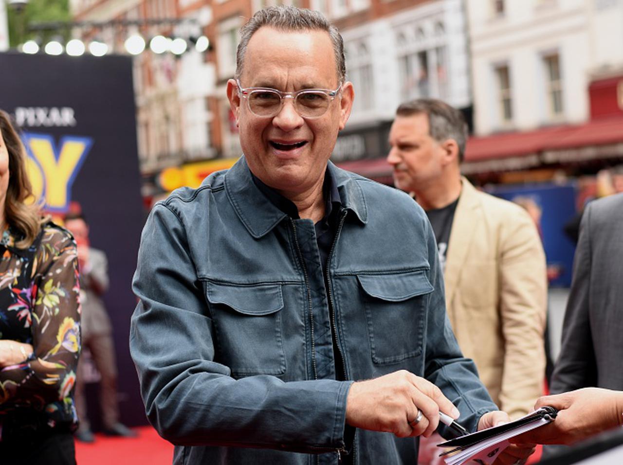 トム・ハンクス、「コロナ」という名前が原因でイジメにあった少年にプレゼント【手紙全訳】