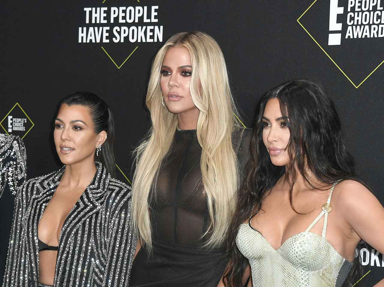 キムとコートニーが乱闘、妹クロエ・カーダシアンが直後に「行なった事」に世の妹共感