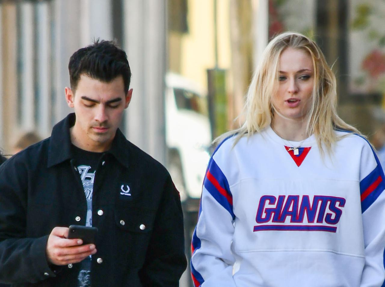 ソフィー・ターナーが自宅からテレビ出演した際の「服装」に分かりみが強い