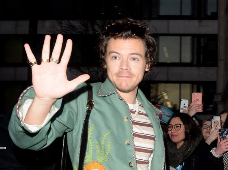 ハリー・スタイルズ、イギリス行きの飛行機がキャンセルで「帰国難民」になる