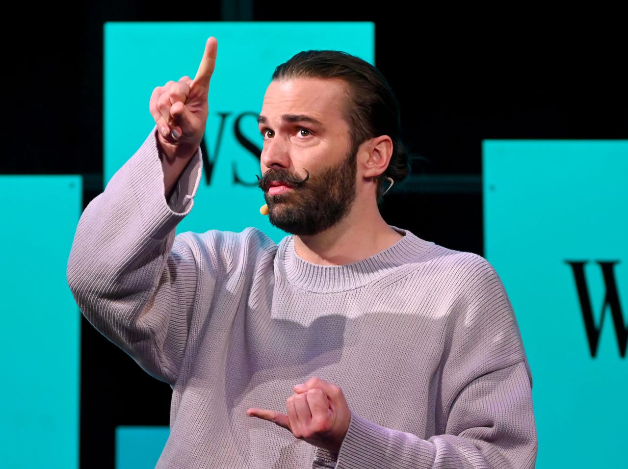 外出自粛中セルフでヘアカット?『クィア・アイ』ジョナサンが「だめ!」