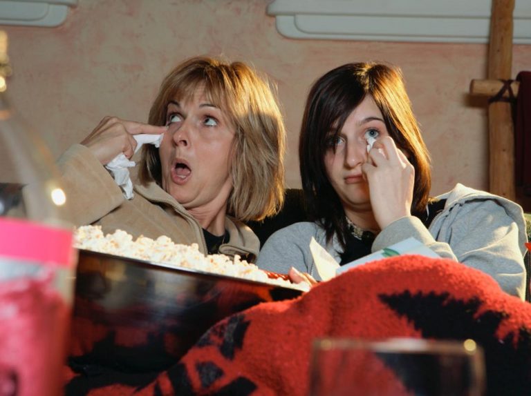 大号泣で頭痛注意!？泣いてストレス発散できるオススメの「涙活映画」を厳選！