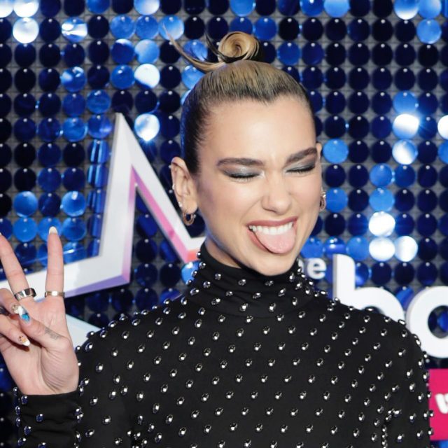 デュア・リパ、外出自粛中に大胆イメチェン！SNSで大反響
