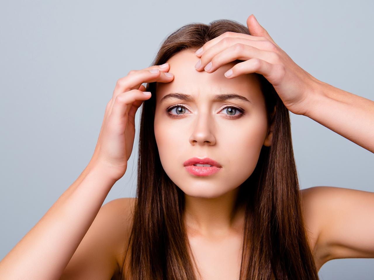 「額のシワ」で見た目年齢がアップする？今すぐ始めたいシワ対策
