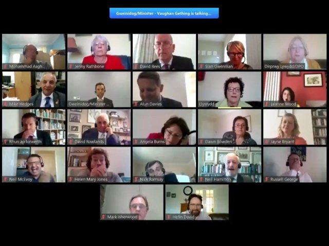 Zoom議会中にミュートし忘れ同僚の悪口丸聞こえ、各議員の「反応」に爆笑