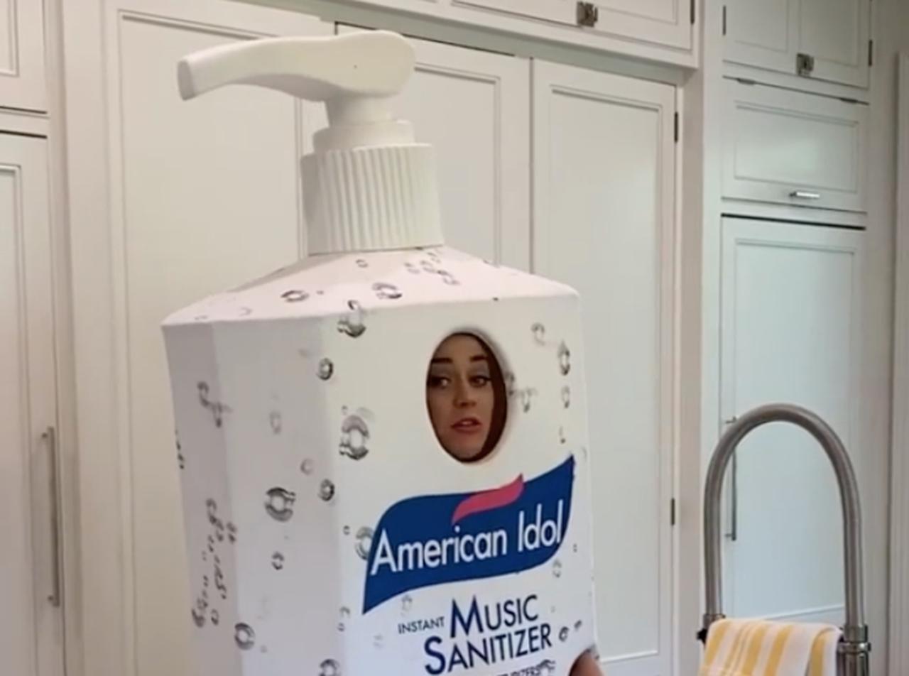 ケイティ・ペリー、ハンドジェルのコスプレで手洗いの徹底を訴える