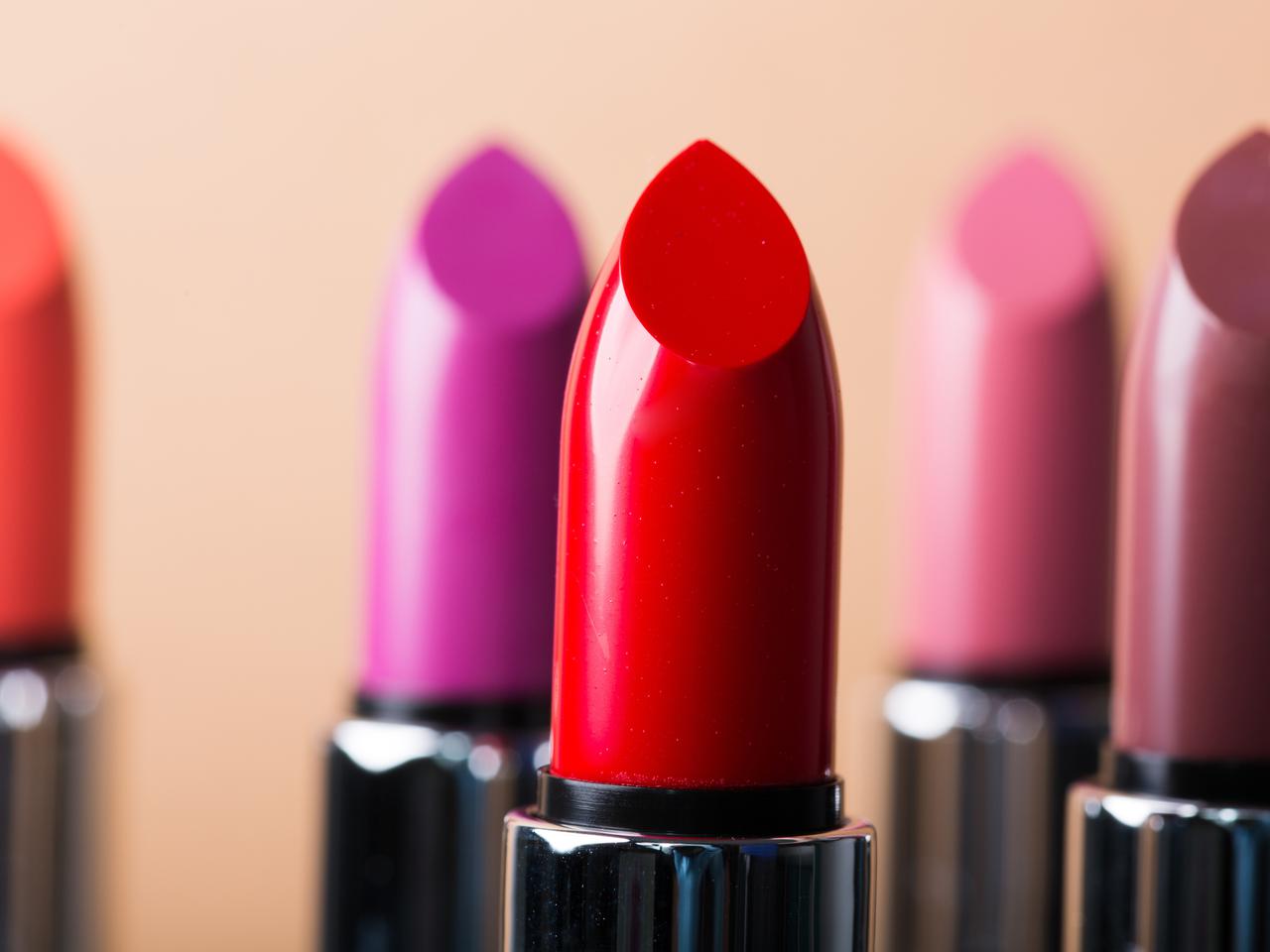 薄い唇でもOK！「濃い色リップ」が映えるプロの裏ワザ