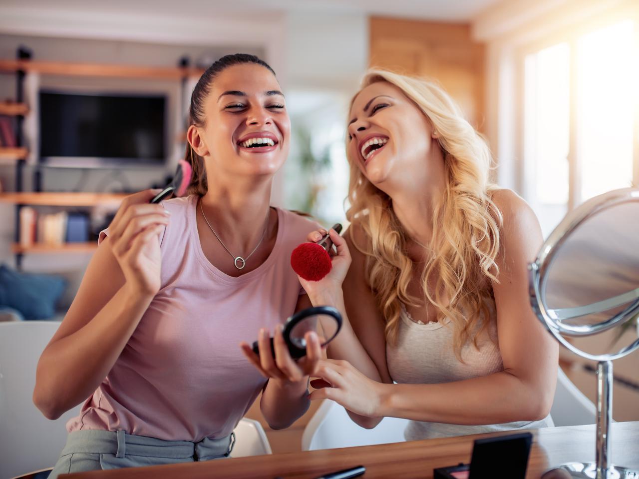 まるでバトン！「メイクブラシ・チャレンジ」でつながる想い