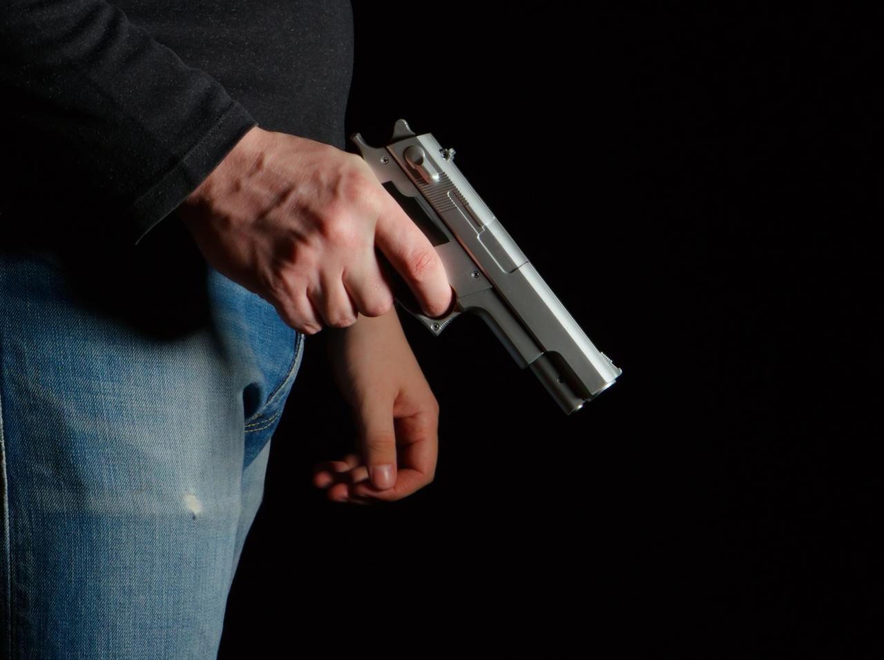 新型コロナウイルス感染の恐怖で男が妻を射殺、その後自殺