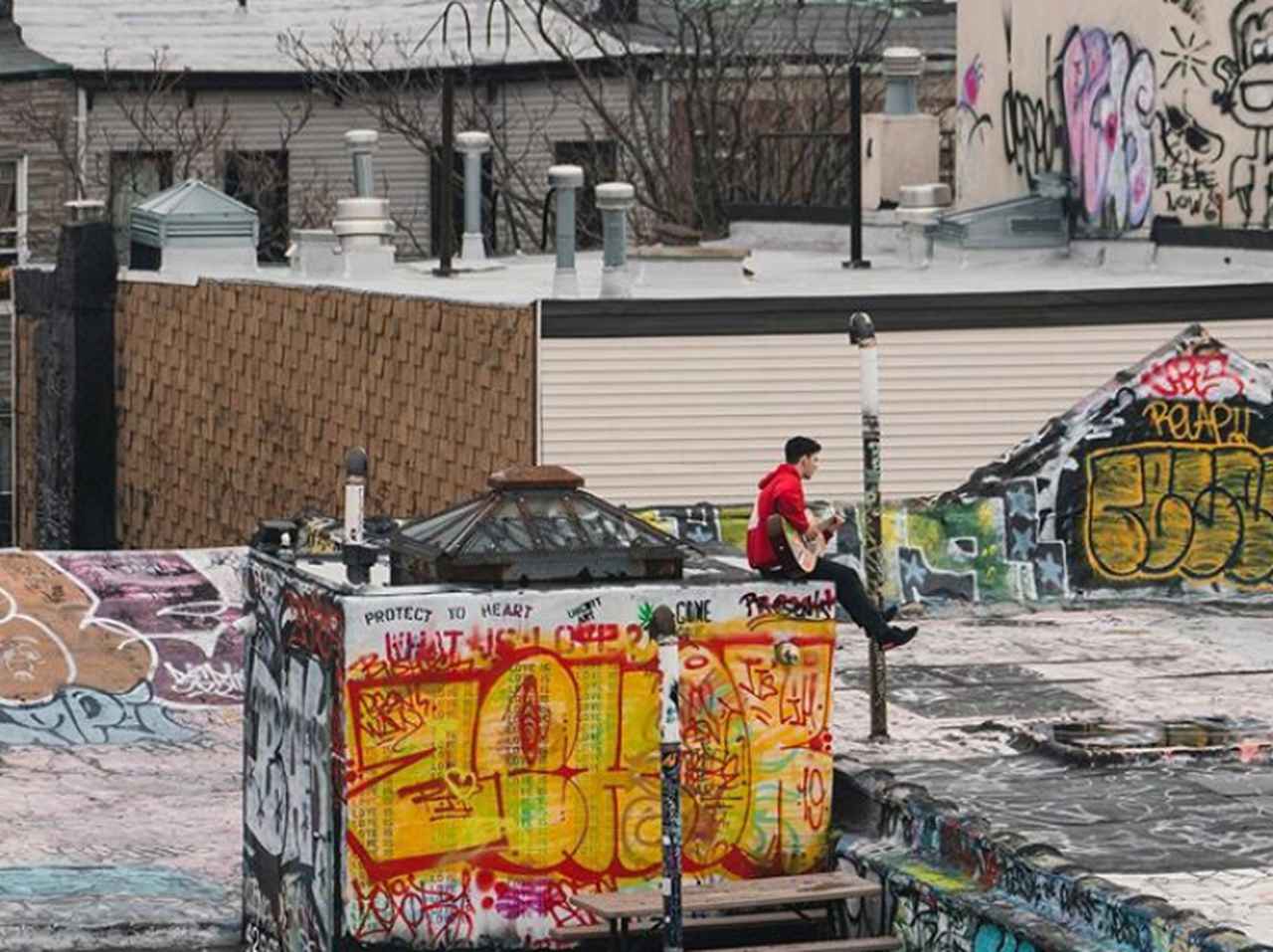 ロックダウン、「屋上」で過ごすニューヨーカーの姿が完全に映画のワンシーン