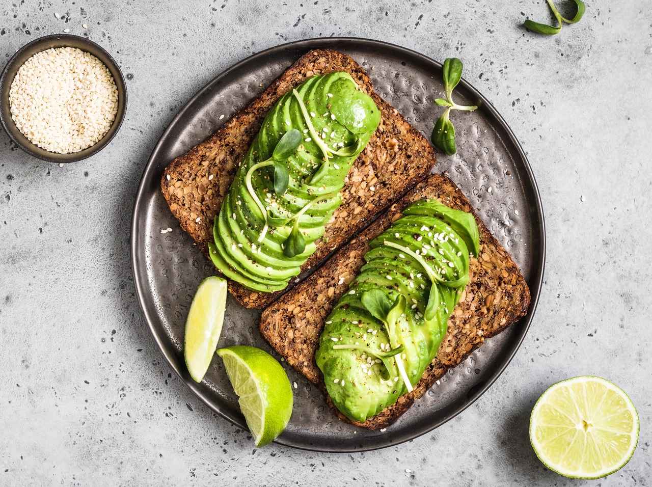 朝食はセレブのオススメ「アボカドトースト」で簡単＆ヘルシーに