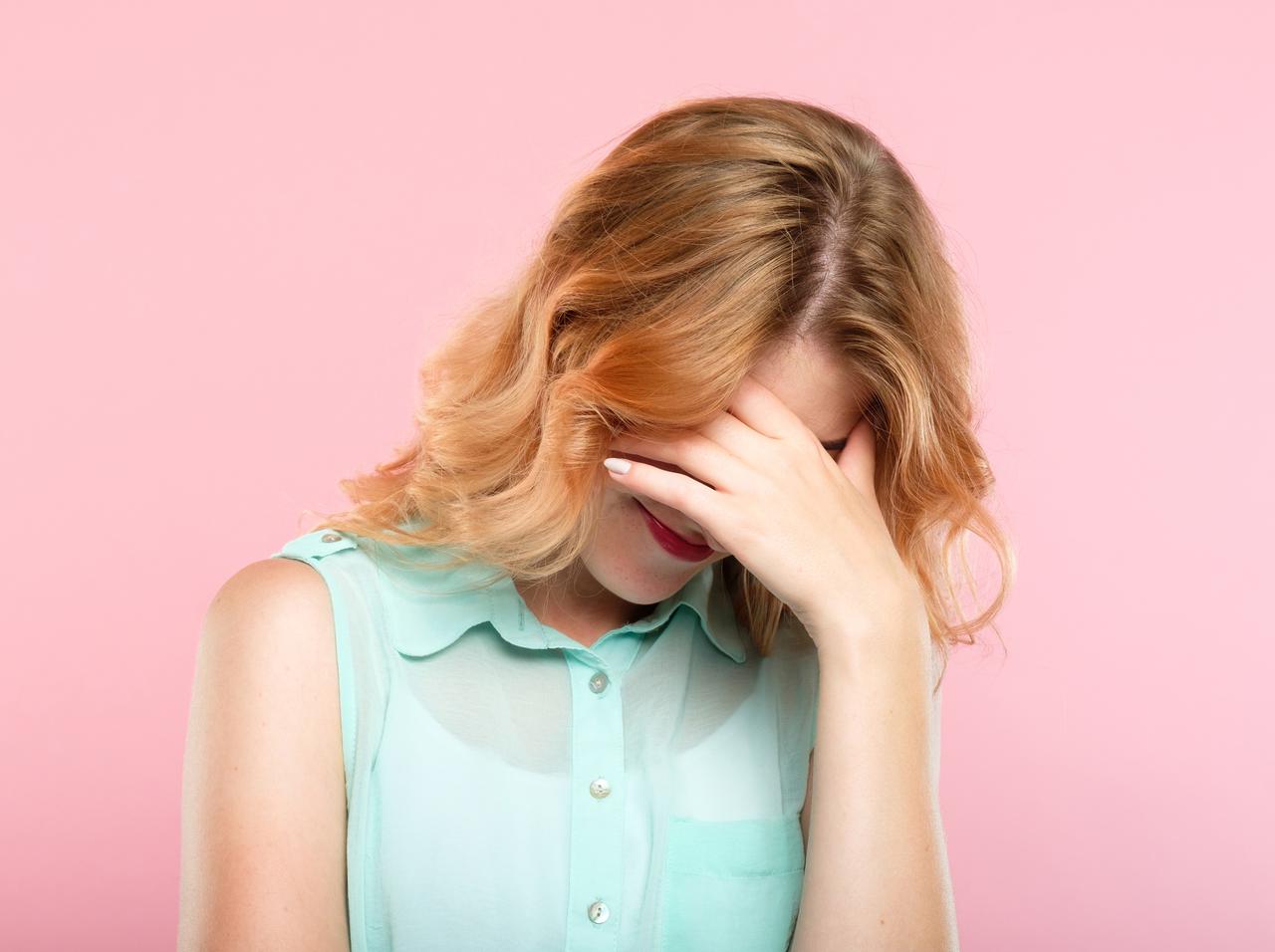 在宅勤務でニュースを伝えたリポーター、裸の父が写り込むハプニングで絶叫