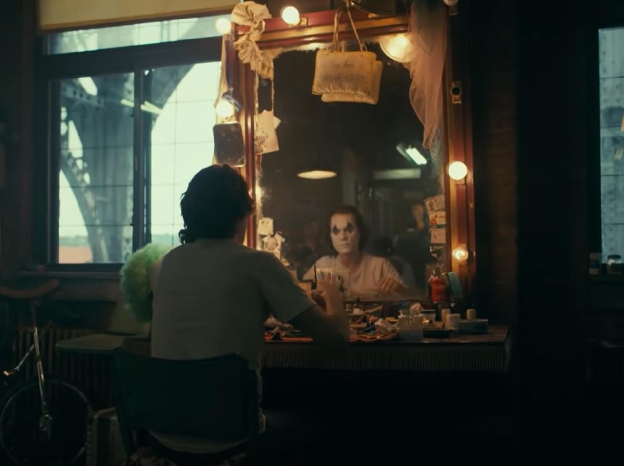 ホアキン版『ジョーカー』にバットマンがいた!?“鏡”にご注目