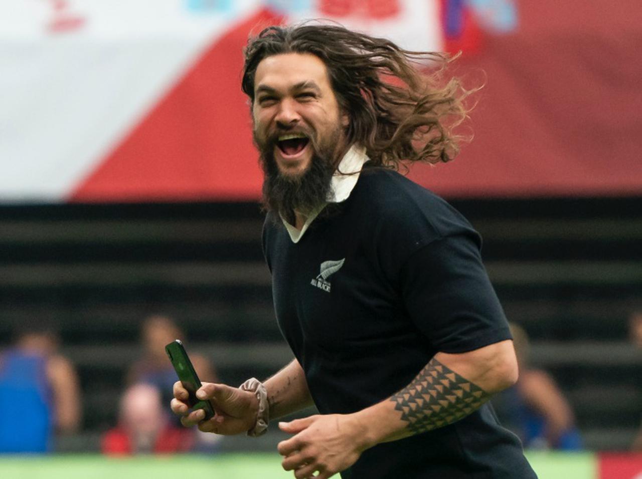 ジェイソン・モモア、家で子供に教えている「モモア式体育の授業」の内容がワイルド