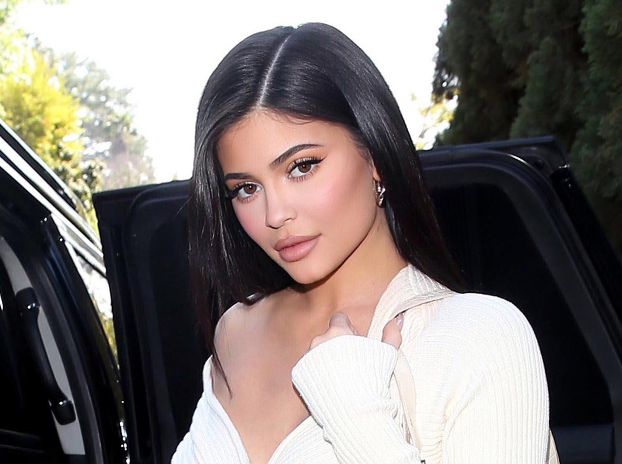 カイリー・ジェンナー、産後の体型に意見されドストレート反論