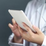 スマホを見る姿勢が首のシワの一因に？「テックネック」が気になる人の首ケア入門