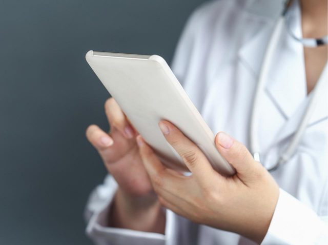 スマホを見る姿勢が首のシワの一因に？「テックネック」が気になる人の首ケア入門