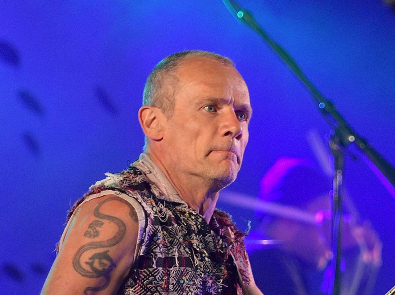 レッド・ホット・チリ・ペッパーズのフリー、衝撃のヘアスタイルをお披露目