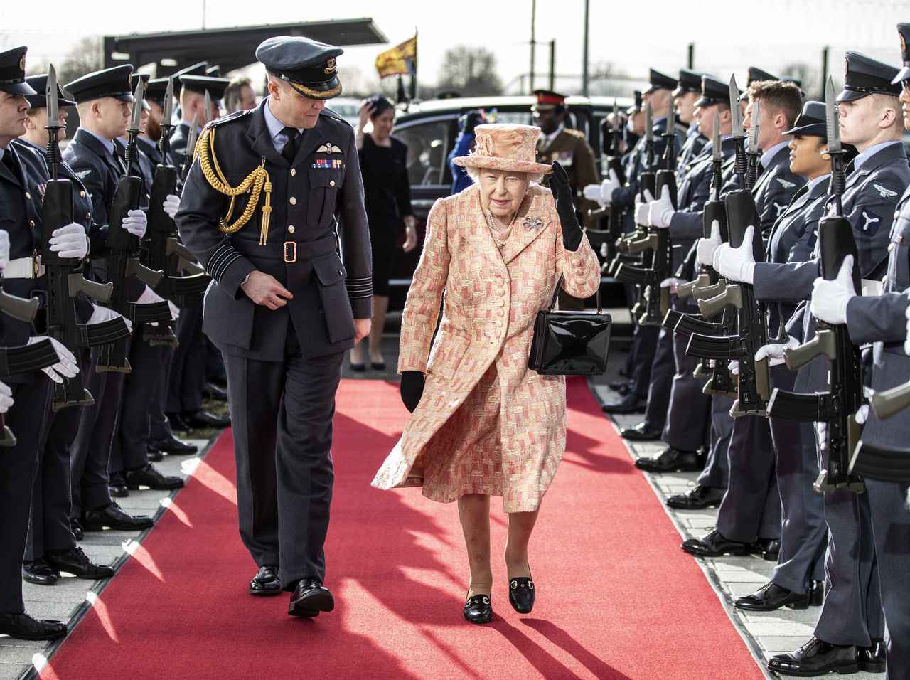 エリザベス女王の命を守る!コロナ禍の「従者の働き方」がすごい