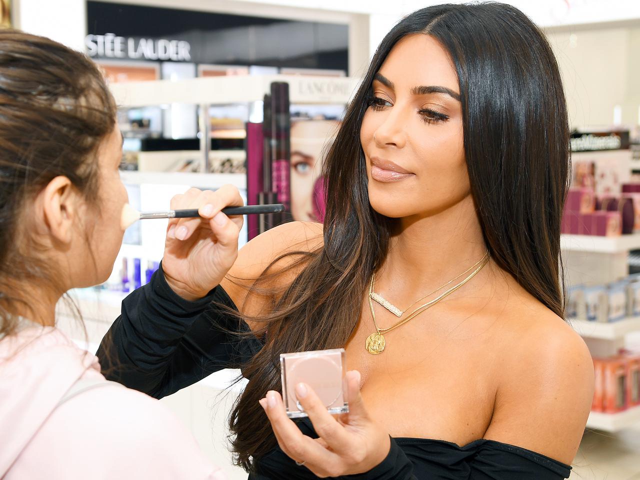 メイクを崩さず、ササっとUVケア！キム・カーダシアンが実践する「日焼け止め」の塗り直し方