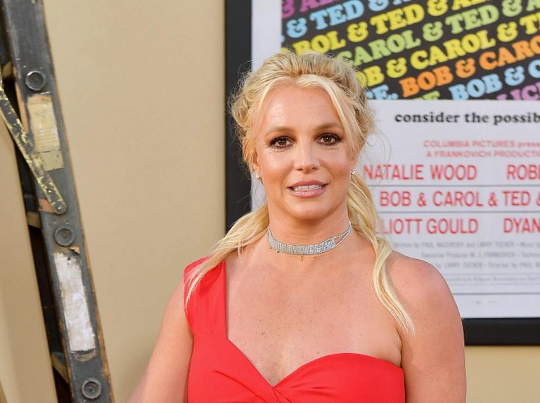 ブリトニー・スピアーズが自分を醜いアヒルのようと思っていた過去を告白し、髪型に込めた思いを明かす